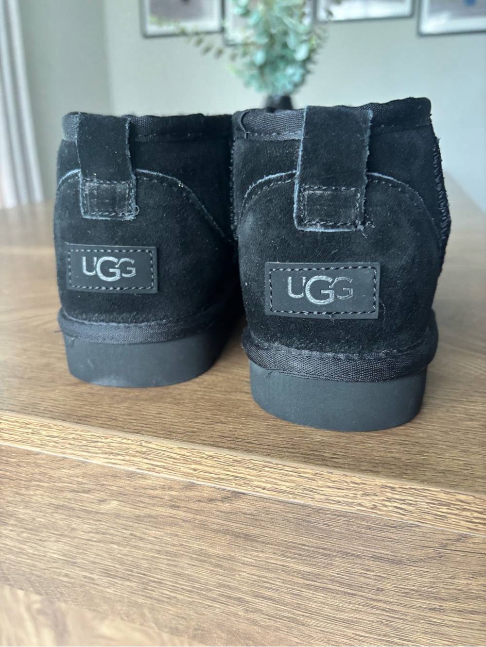 UGG Kids Short Suede Boot - Black